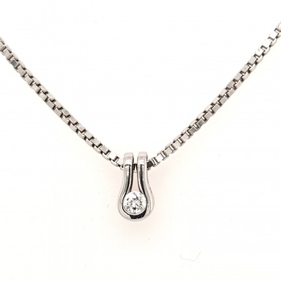 Pre Owned 18ct White Gold Diamond Pendant and Chain ZX641